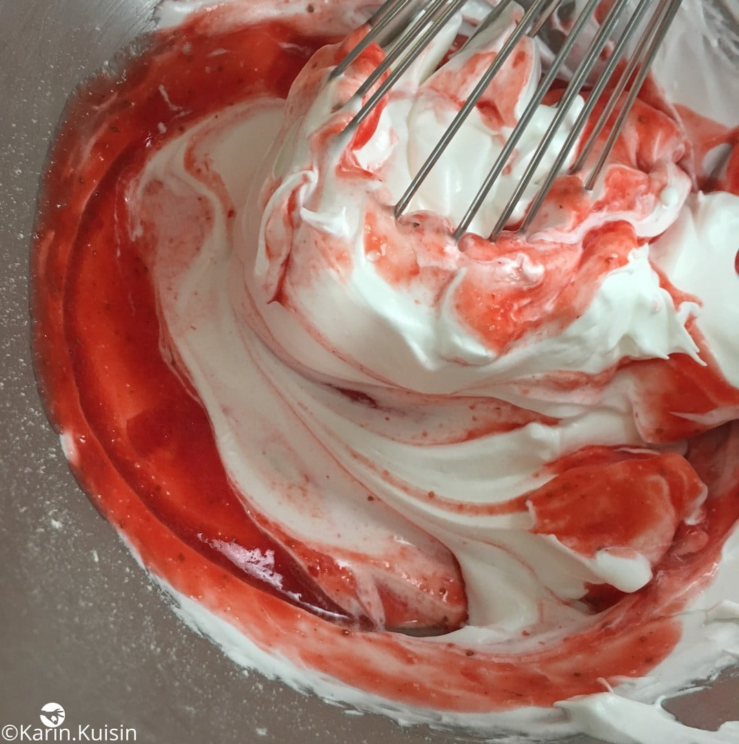 meringue française purée fraise mélanger