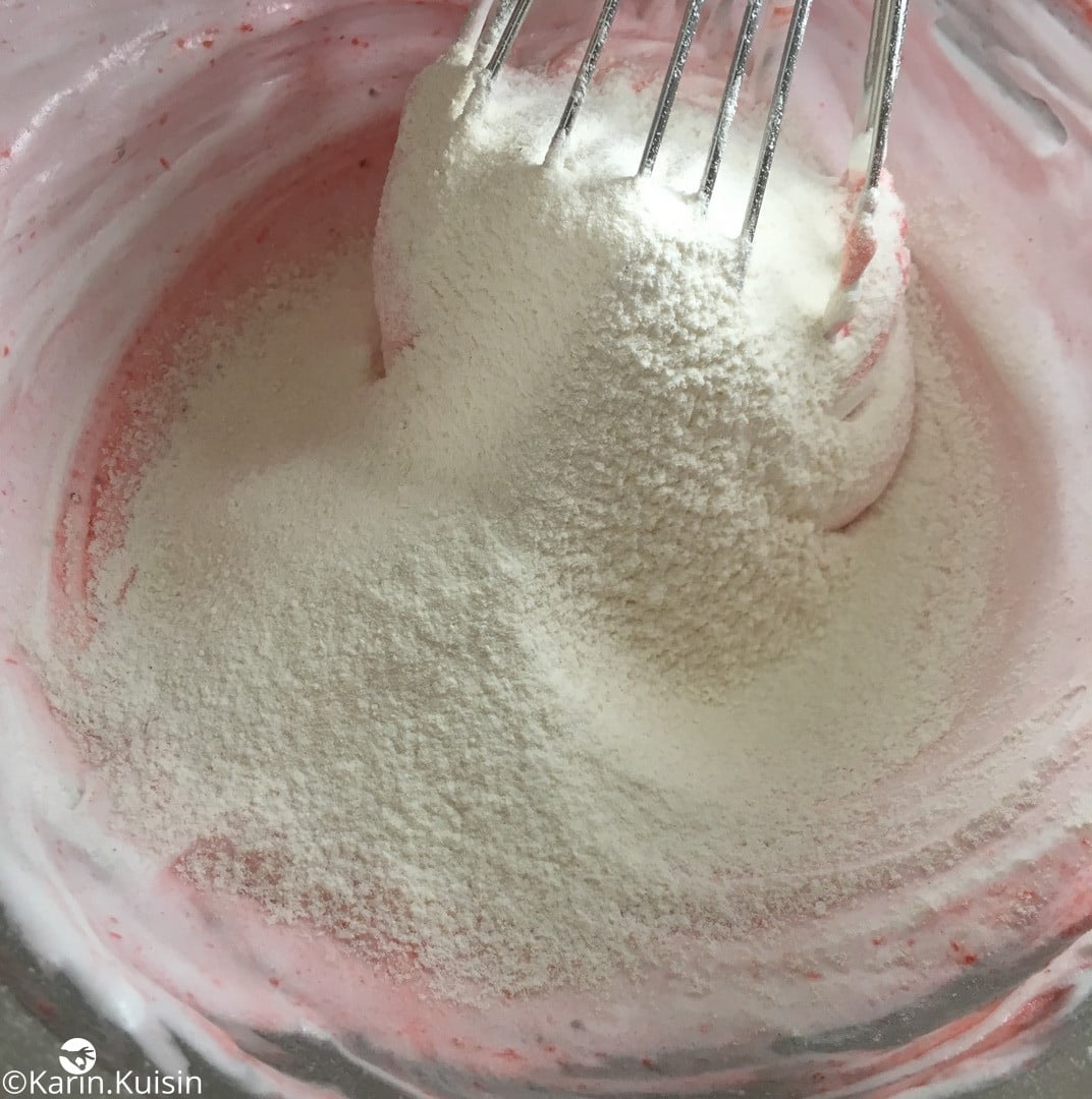 meringue française purée fraise farine mélanger