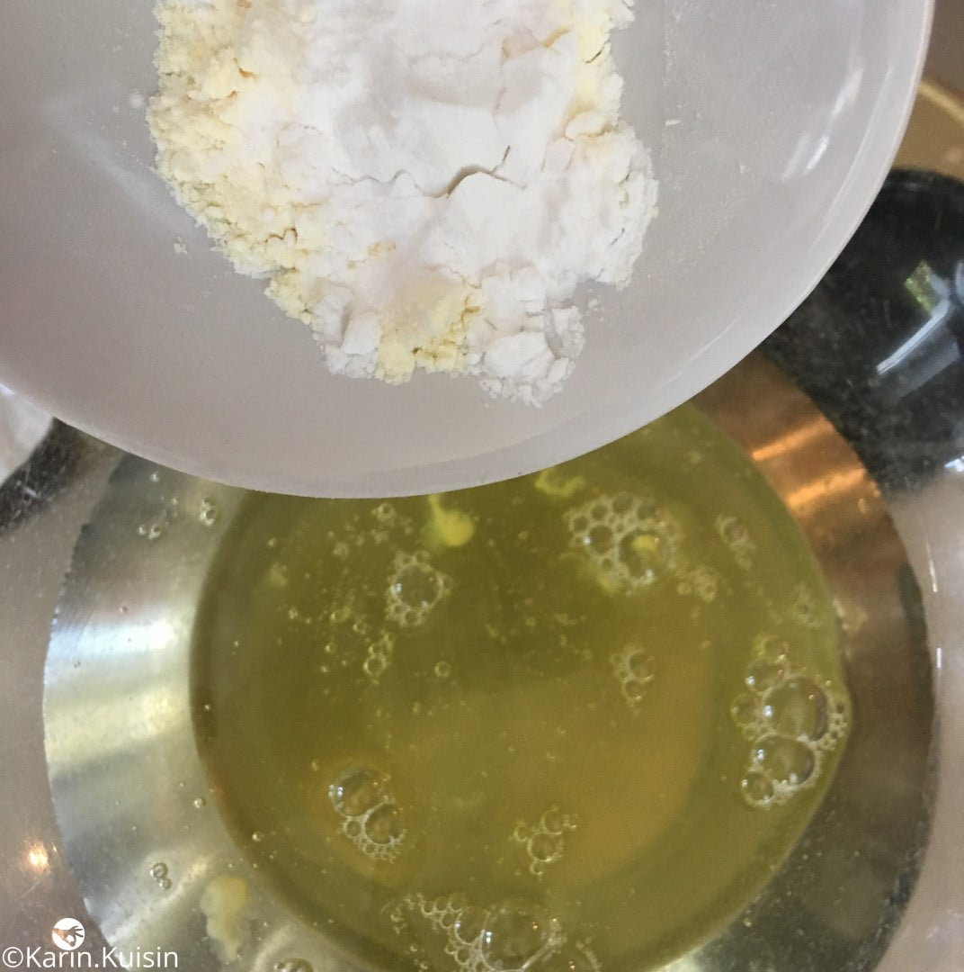 blanc œuf fécule poudre verser