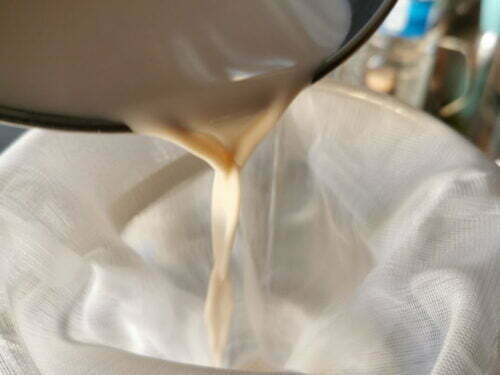 lait amande verser mousseline