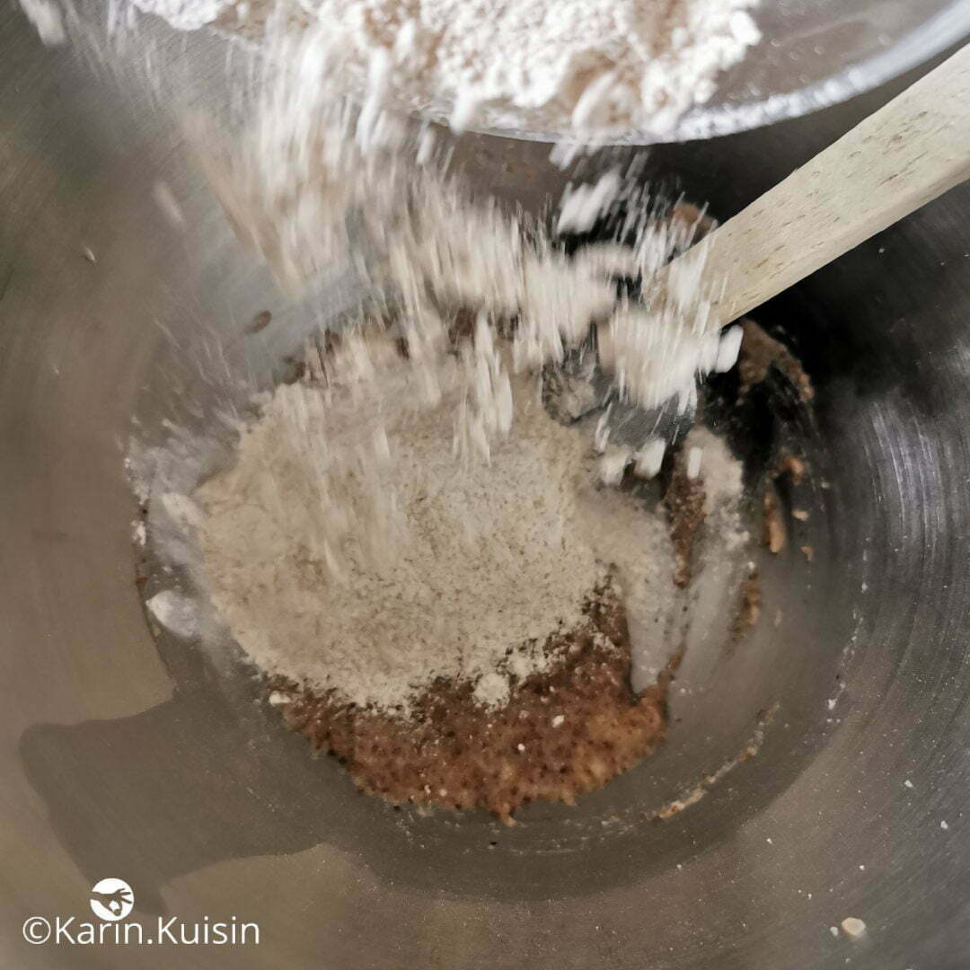 appareil cake farine verser