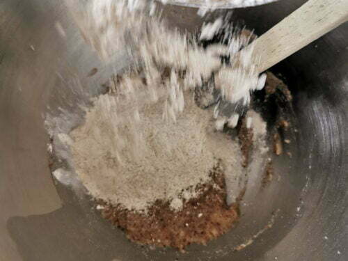 appareil cake farine verser