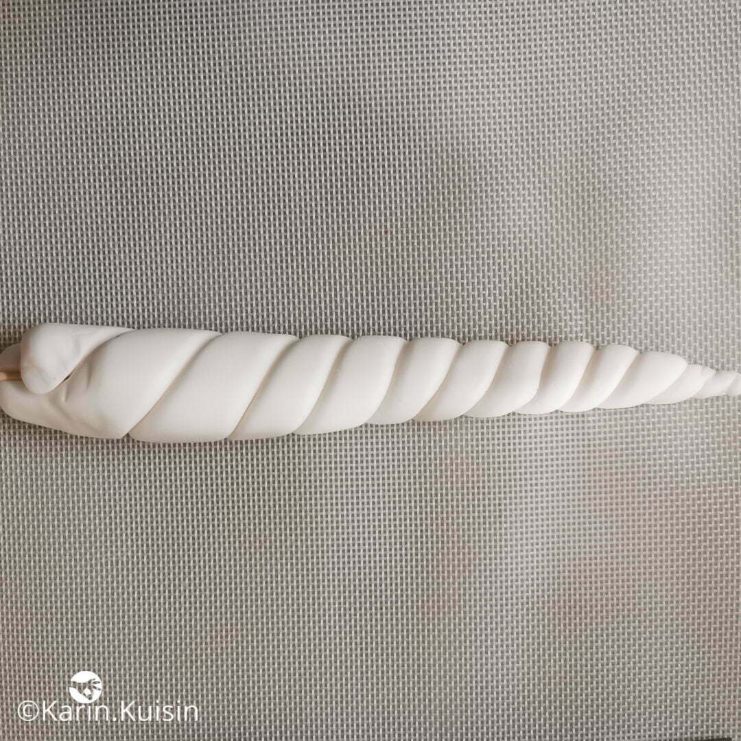 pâte à sucre corne rouler