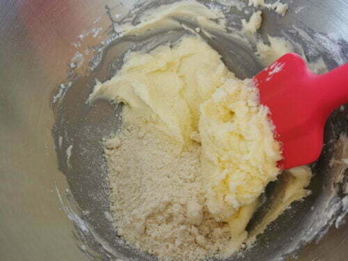 beurre sucre poudre amande ajouter