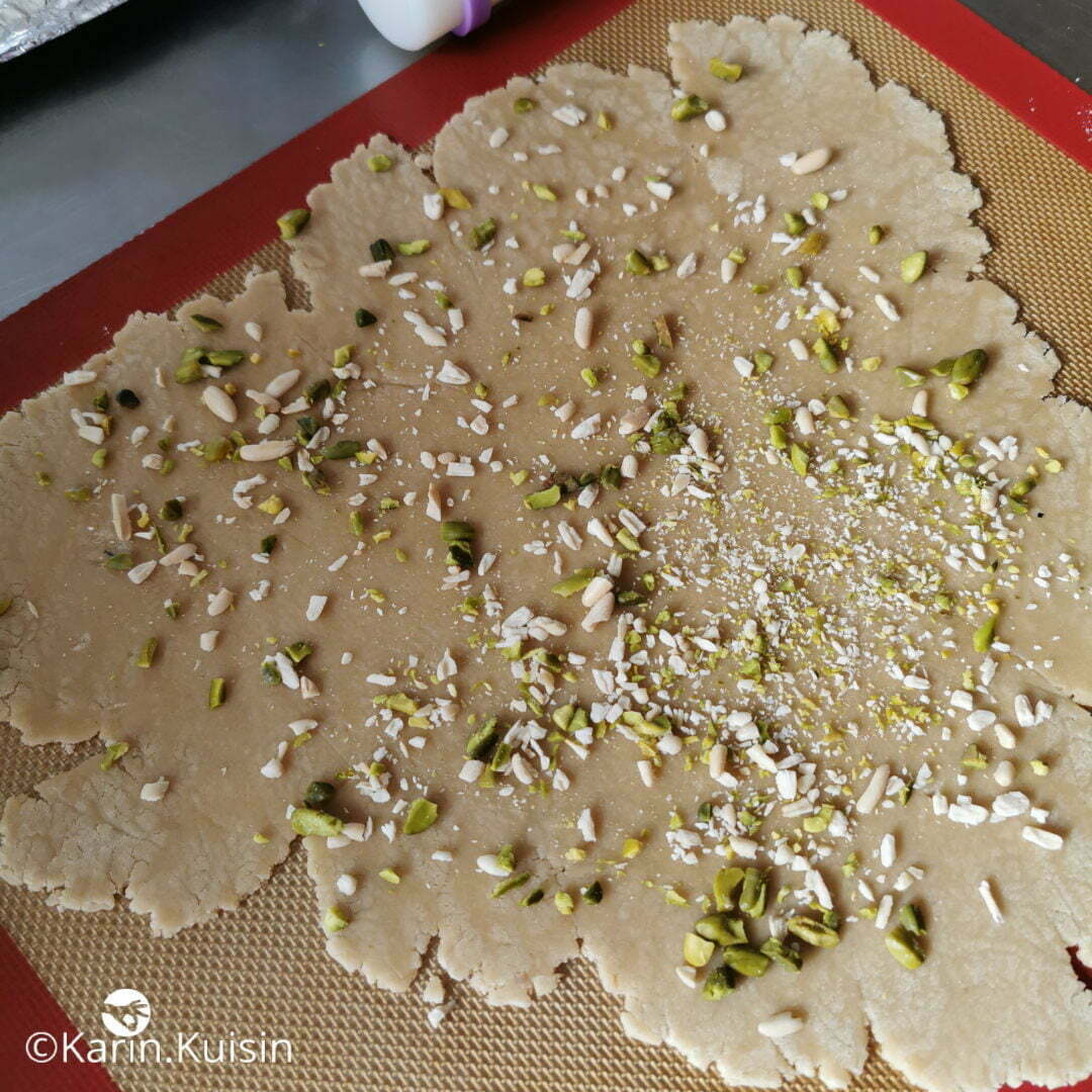 pignon pistache pâte sucrée saupoudrer