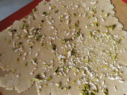 pignon pistache pâte sucrée saupoudrer