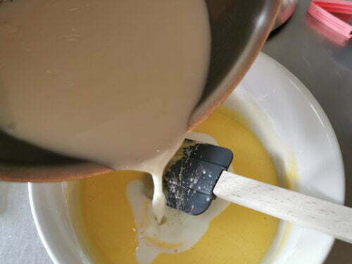 oeuf sucre fécule lait chaud verser