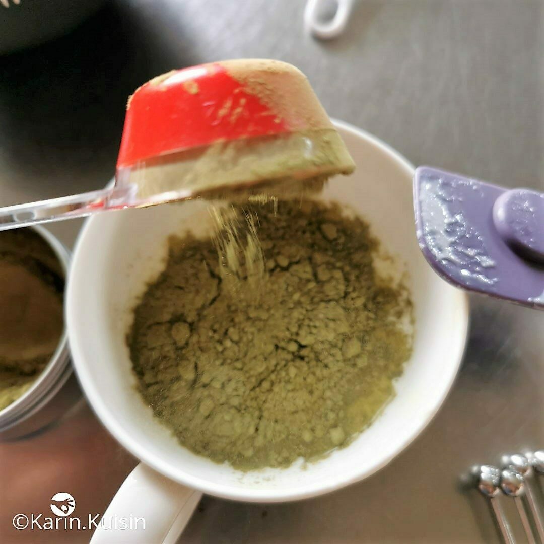 lait thé matcha verser