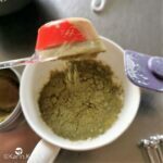 lait thé matcha verser
