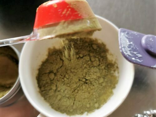 lait thé matcha verser