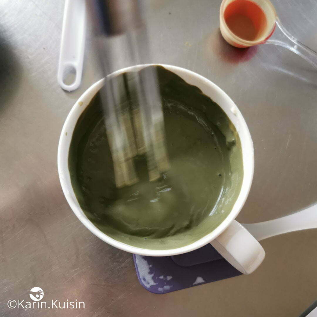 lait thé matcha mélanger