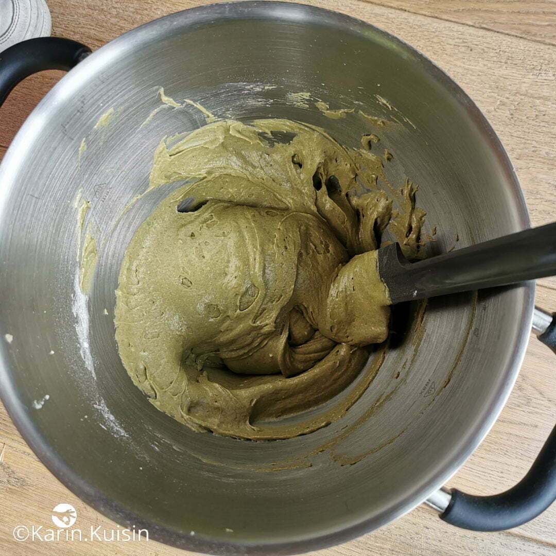 appareil cake matcha mélanger