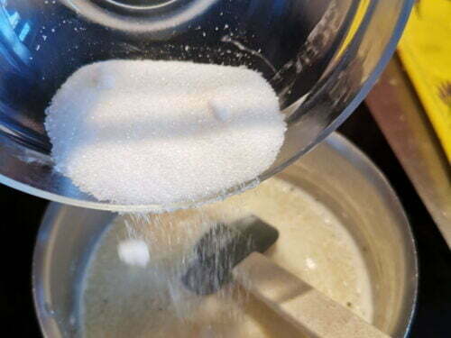 lait crème tapioca sucre verser