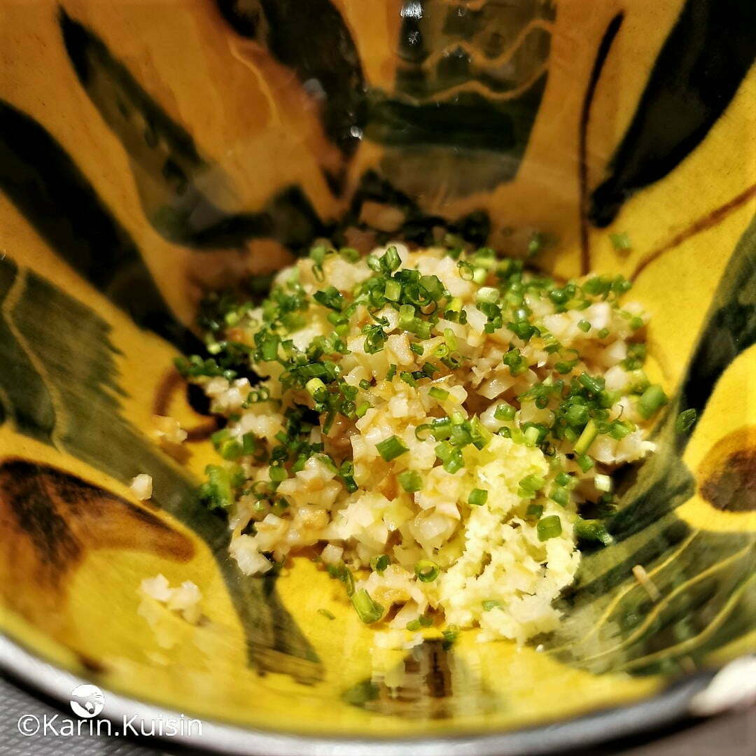 ail gingembre ciboulette mélanger