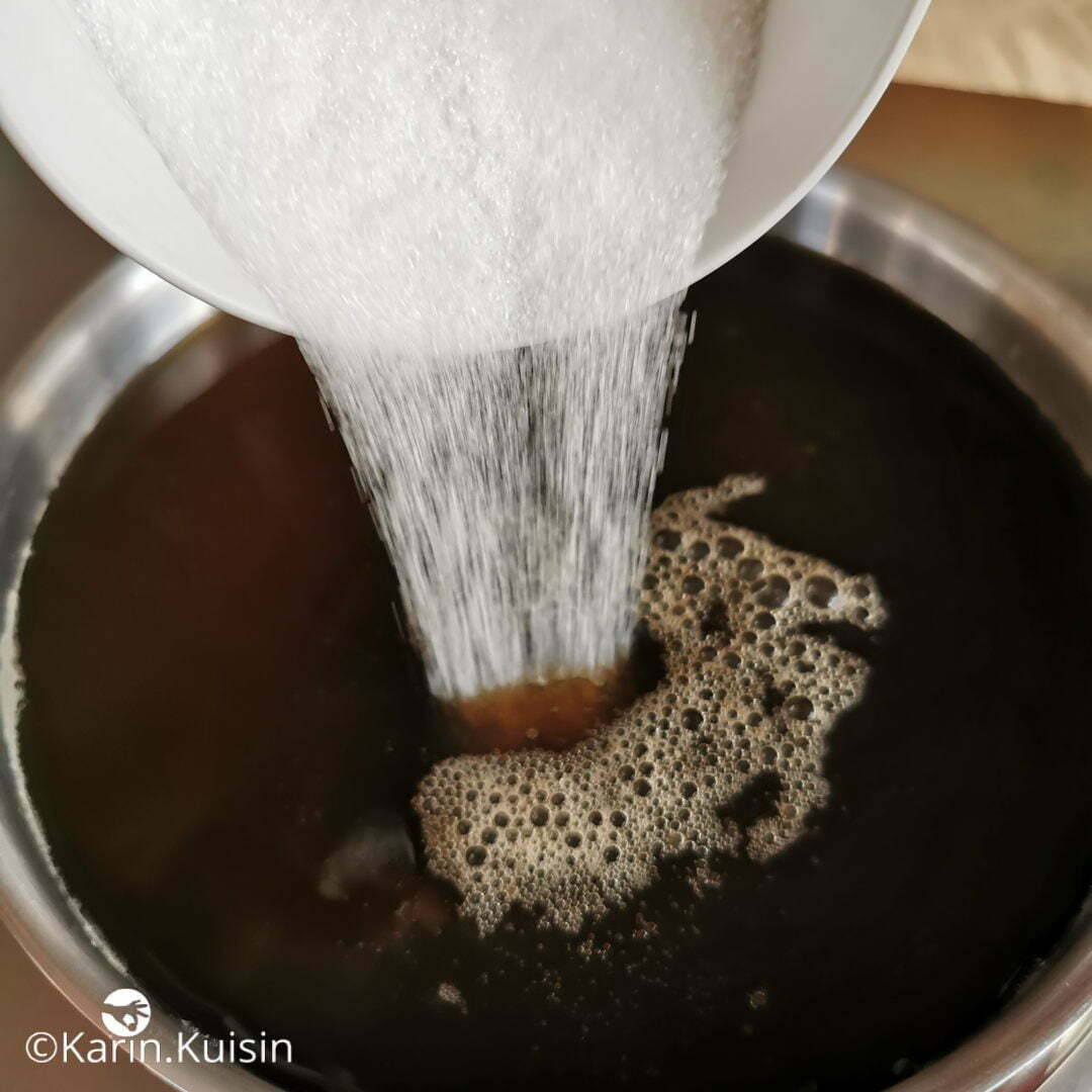 kombucha thé sucre verser
