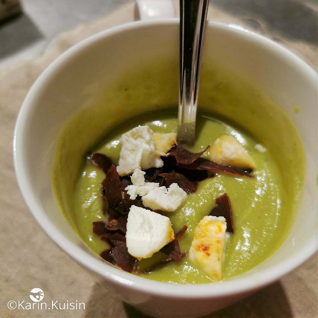 velouté petit pois fromage breasaola servir