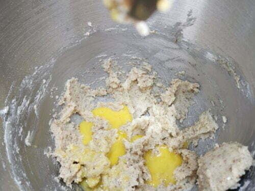 beurre sucre poudre noisette oeuf ajouter