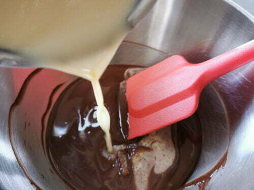 lait crème miel chocolat verser