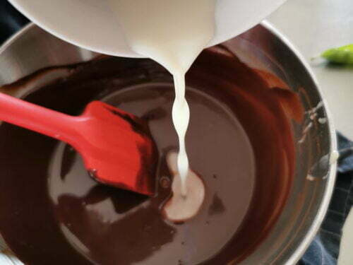 lait poudre ganache verser