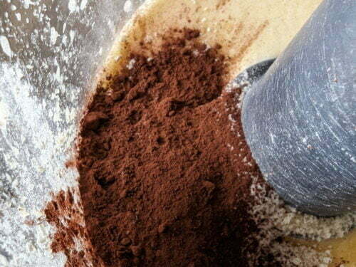 oeuf sucre miel poudre amande farine cacao ajouter