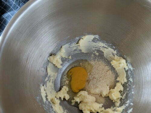 beurre sucre poudre amande oeuf ajouter