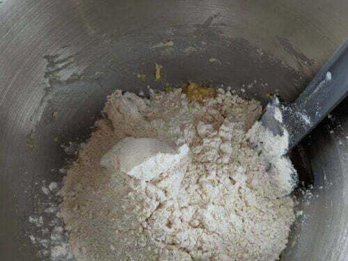 beurre sucre oeuf farine ajouter