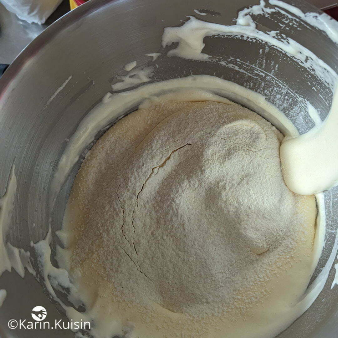 oeuf fouetté farine tamisée ajouter