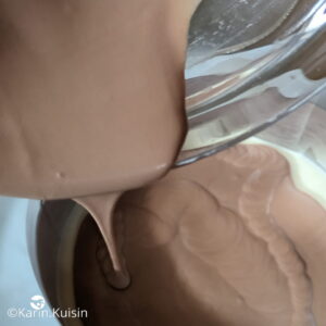 mousse chocolat lait cercle verser