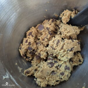 beurre sucre oeuf farine pépite chocolat mélanger